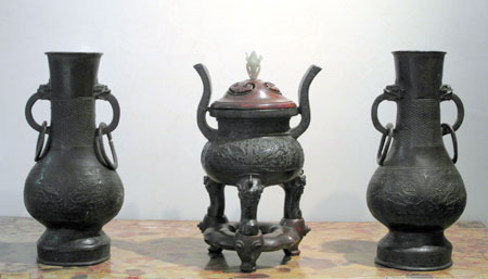 garniture en bronze  patine noire - Garniture en bronze  patine noire - Dynastie Ming vers 1500 - bronzes
