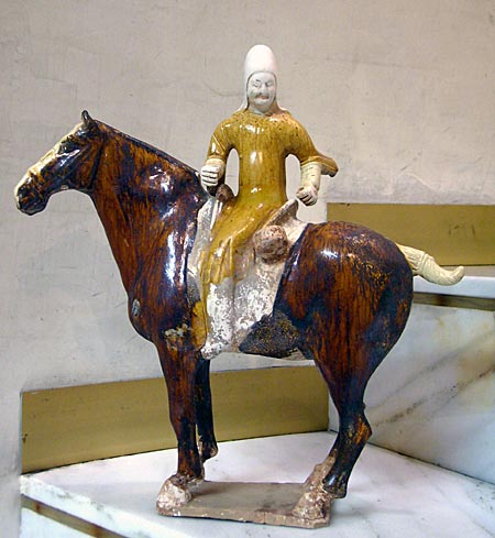 joueur de tambour sur son cheval - Joueur de tambour sur son cheval - Dynastie Tang (618 - 906) - terres-cuites
