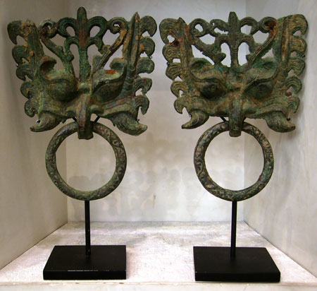 paire de masques de taotiés avec anneaux - Paire de Masques de taotiés avec anneaux - Période des Six Dynasties (220 - 580) - archives