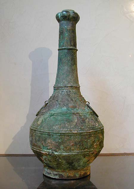vase en bronze de forme bouteille - Vase en bronze de forme bouteille - Dbut de la dynastie des Han de l’Ouest ( -220 av JC  + 8 ap JC ) - archives