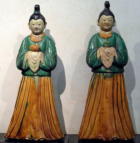 couple de serviteurs en grès émaillé sancai  - Couple de serviteurs en grès émaillé Sancai  - Dynastie Ming vers 1600 - porcelaines