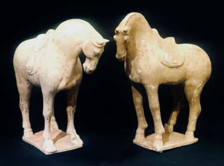 deux chevaux en terre-cuite blanche avec traces de polychromie - Deux chevaux en terre-cuite blanche avec traces de polychromie - Dynastie Tang (618-907) - terres-cuites